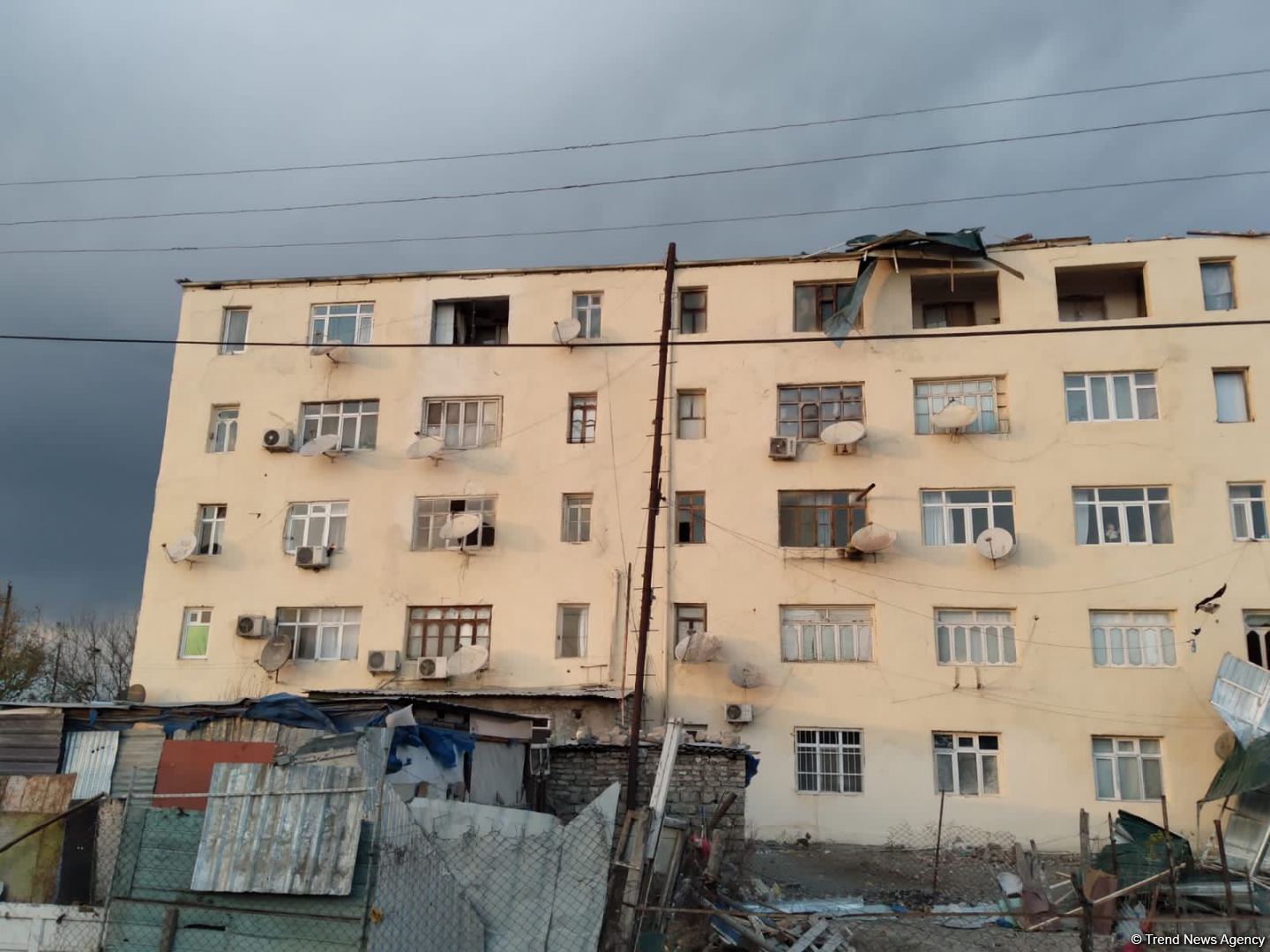 Bərdədə güclü külək binanın damını uçurub (FOTO)