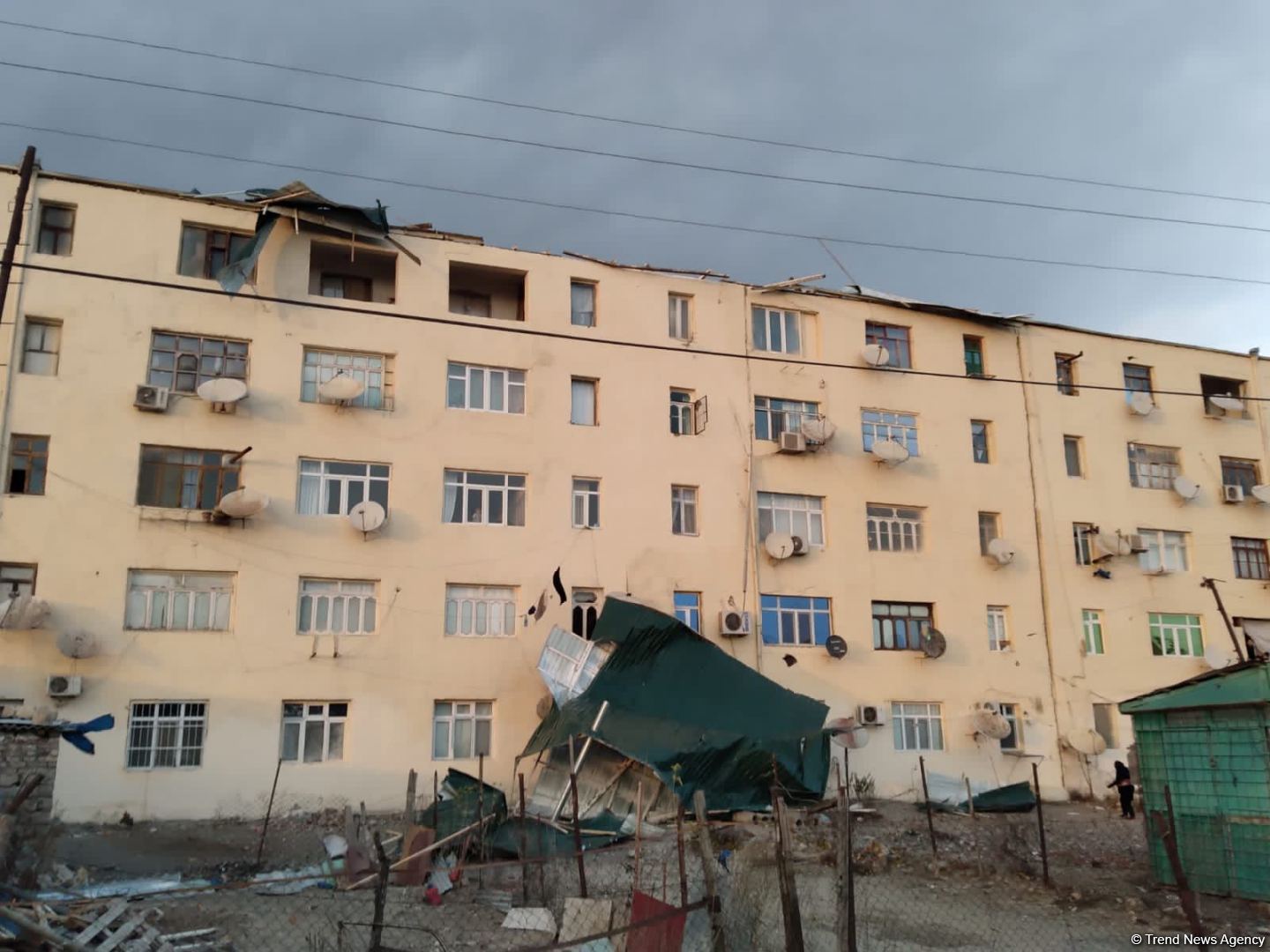 Bərdədə güclü külək binanın damını uçurub (FOTO)