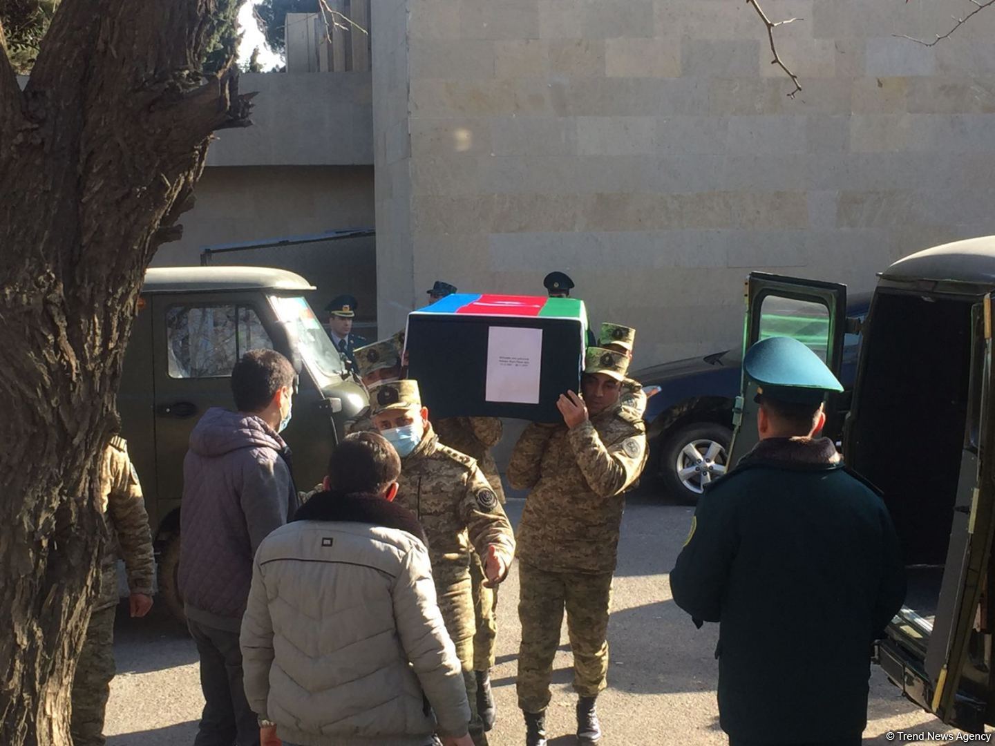 Helikopter qəzasında şəhid olanların cənazələri vida mərasimi üçün yola salınıb (FOTO/VİDEO)