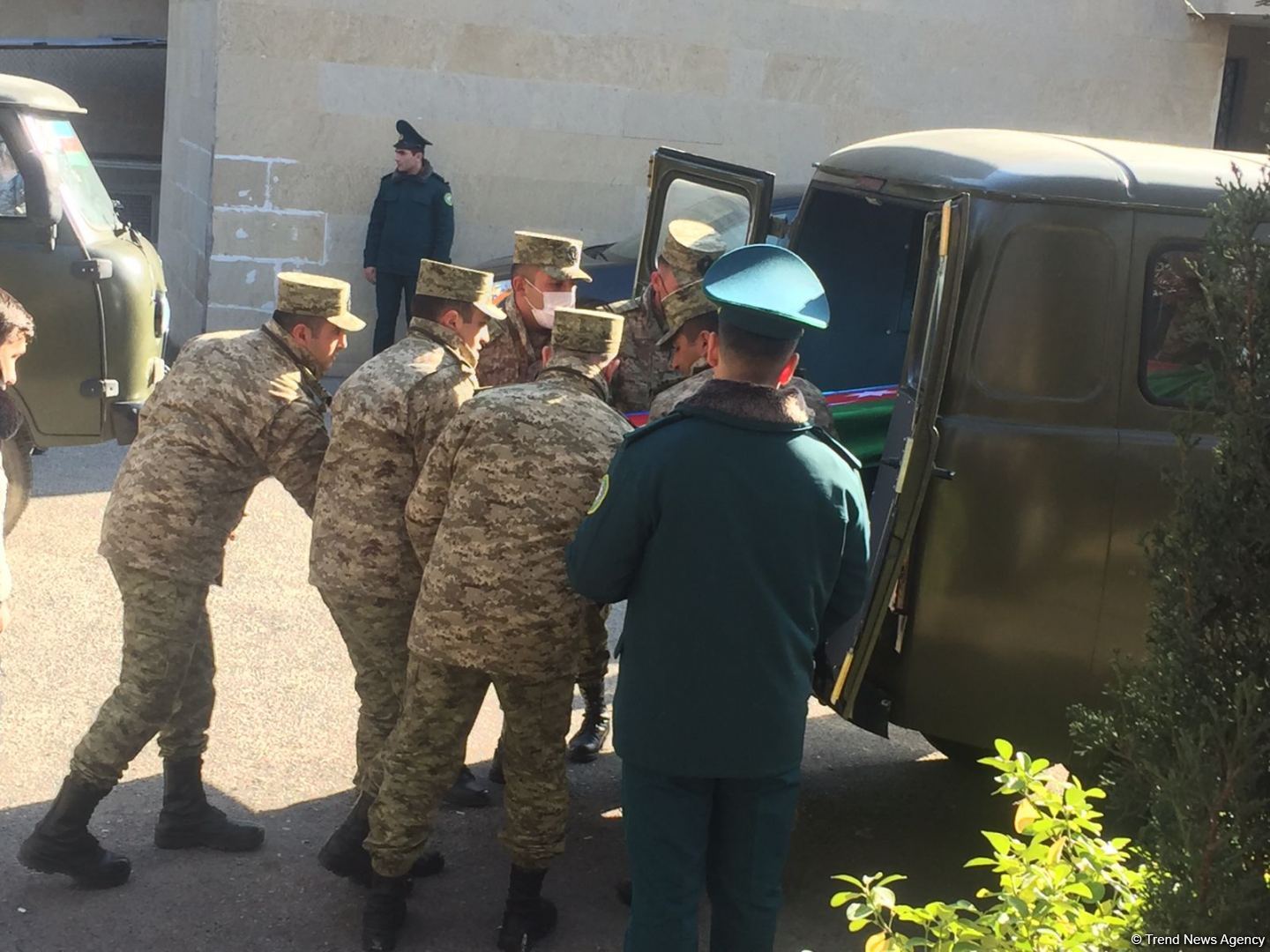Helikopter qəzasında şəhid olanların cənazələri vida mərasimi üçün yola salınıb (FOTO/VİDEO)
