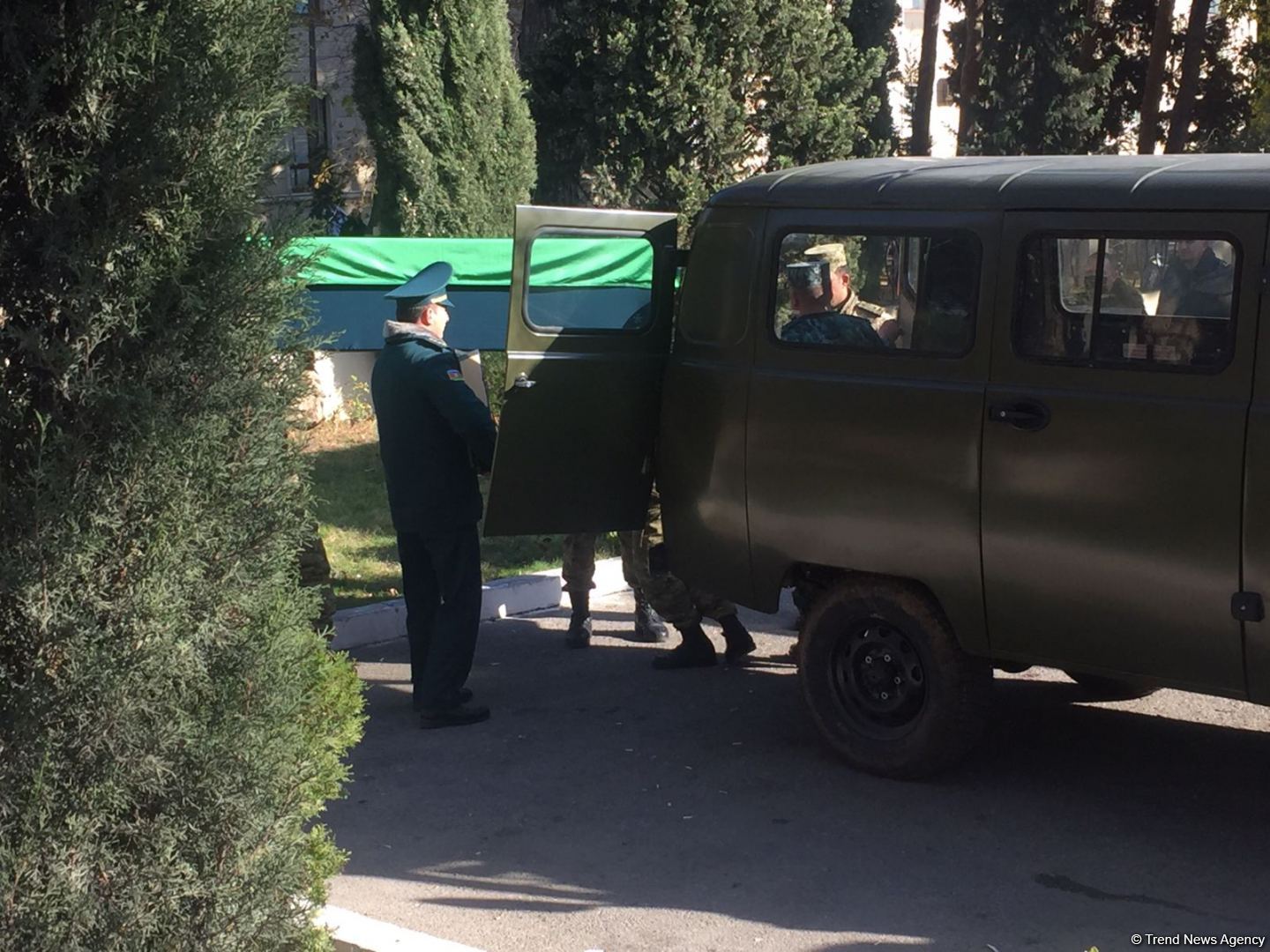 Helikopter qəzasında şəhid olanların cənazələri vida mərasimi üçün yola salınıb (FOTO/VİDEO)