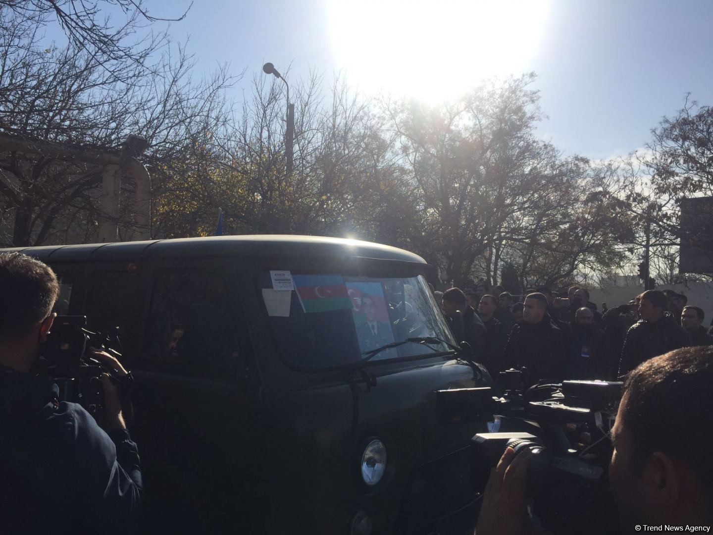 Helikopter qəzasında şəhid olanların cənazələri vida mərasimi üçün yola salınıb (FOTO/VİDEO)