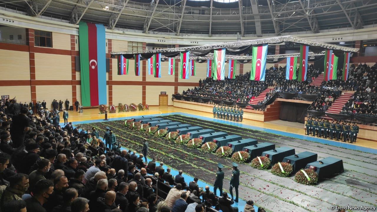 Helikopter qəzasında şəhid olan hərbçilərlə vida mərasimi keçirildi (FOTO/VİDEO)