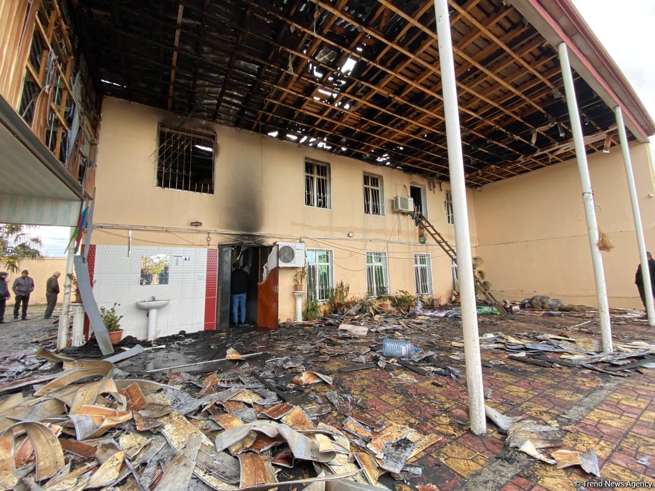 Ağcabədidə ev yanıb, biri polis olmaqla ailənin üç üzvü yanaraq ölüb (FOTO)