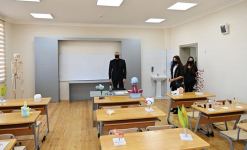 Prezident İlham Əliyev və Birinci xanım Mehriban Əliyeva Qubada Heydər Əliyev Fondu tərəfindən inşa edilən 1 nömrəli tam orta məktəbdə yaradılan şəraitlə tanış olublar (YENİLƏNİB) (FOTO/VİDEO)