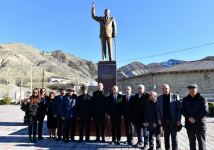Prezident İlham Əliyev və Birinci xanım Mehriban Əliyeva Qonaqkənd qəsəbəsinin sakinləri ilə görüşüblər (YENİLƏNİB) (FOTO/VİDEO)