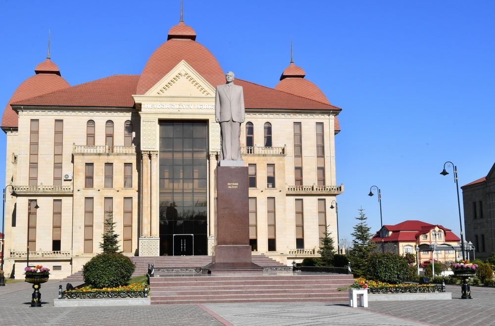 Prezident İlham Əliyev və birinci xanım Mehriban Əliyeva Qubada Ulu öndər Heydər Əliyevin abidəsini ziyarət ediblər (FOTO/VİDEO)