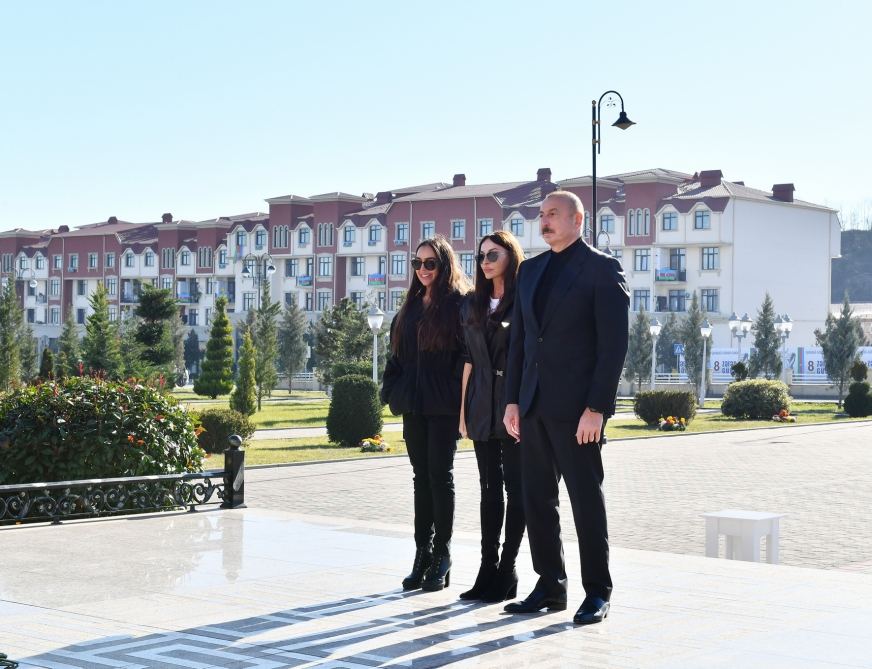 Prezident İlham Əliyev və birinci xanım Mehriban Əliyeva Qubada Ulu öndər Heydər Əliyevin abidəsini ziyarət ediblər (FOTO/VİDEO)