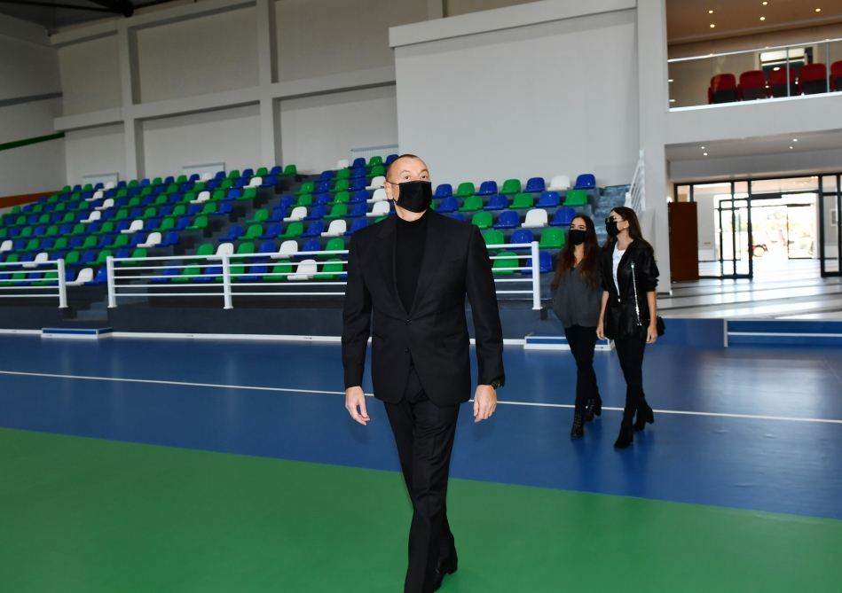 Prezident İlham Əliyev və Birinci xanım Mehriban Əliyeva Quba Olimpiya İdman Kompleksində yaradılan şəraitlə tanış olublar (YENİLƏNİB) (FOTO/VİDEO)