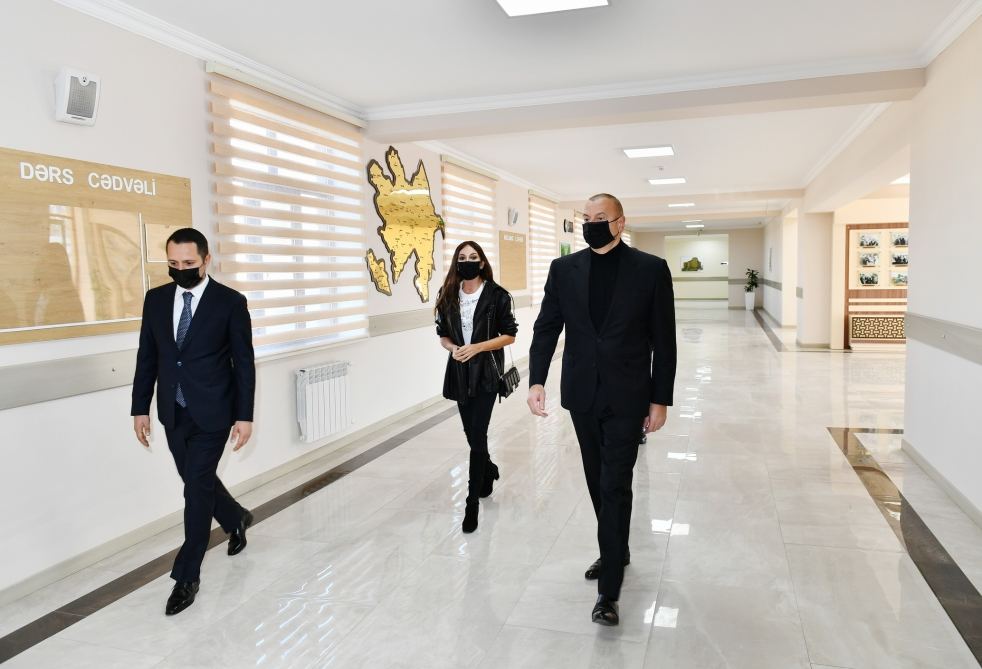 Prezident İlham Əliyev və Birinci xanım Mehriban Əliyeva Qubada Heydər Əliyev Fondu tərəfindən inşa edilən 1 nömrəli tam orta məktəbdə yaradılan şəraitlə tanış olublar (YENİLƏNİB) (FOTO/VİDEO)