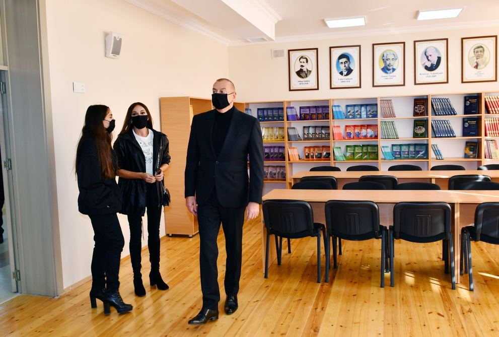 Prezident İlham Əliyev və Birinci xanım Mehriban Əliyeva Qubada Heydər Əliyev Fondu tərəfindən inşa edilən 1 nömrəli tam orta məktəbdə yaradılan şəraitlə tanış olublar (YENİLƏNİB) (FOTO/VİDEO)