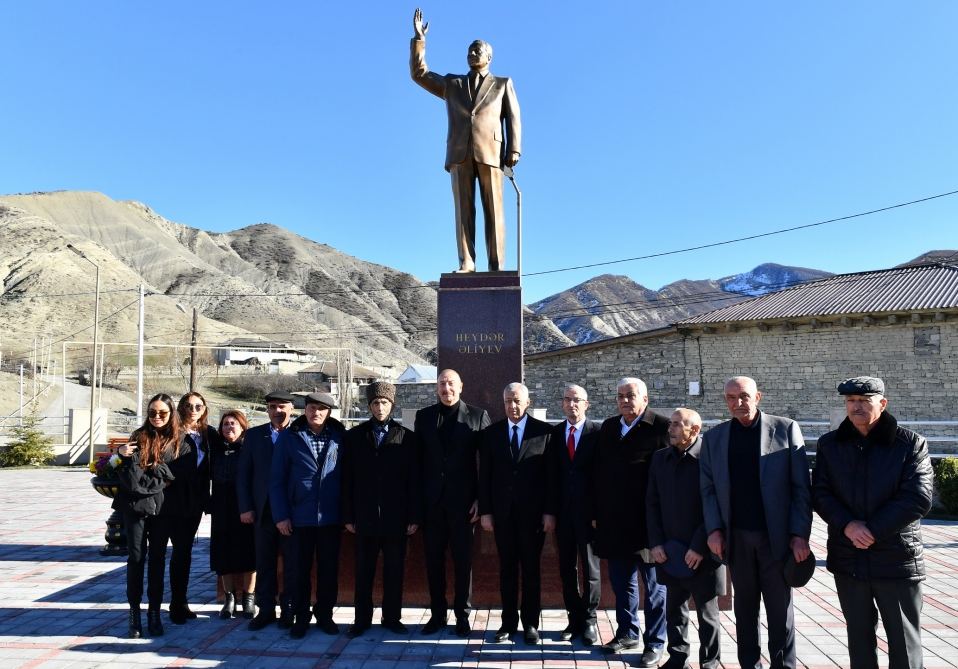 Prezident İlham Əliyev və Birinci xanım Mehriban Əliyeva Qonaqkənd qəsəbəsinin sakinləri ilə görüşüblər (YENİLƏNİB) (FOTO/VİDEO)