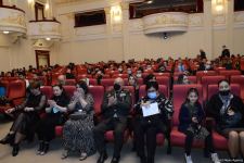 Mərhəmət və ümid işığı... Bakı Bələdiyyə Teatrının kollektivi "Sonsuz Tanrı məhəbbəti" tamaşasını təqdim edib (FOTO)