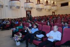 Mərhəmət və ümid işığı... Bakı Bələdiyyə Teatrının kollektivi "Sonsuz Tanrı məhəbbəti" tamaşasını təqdim edib (FOTO)