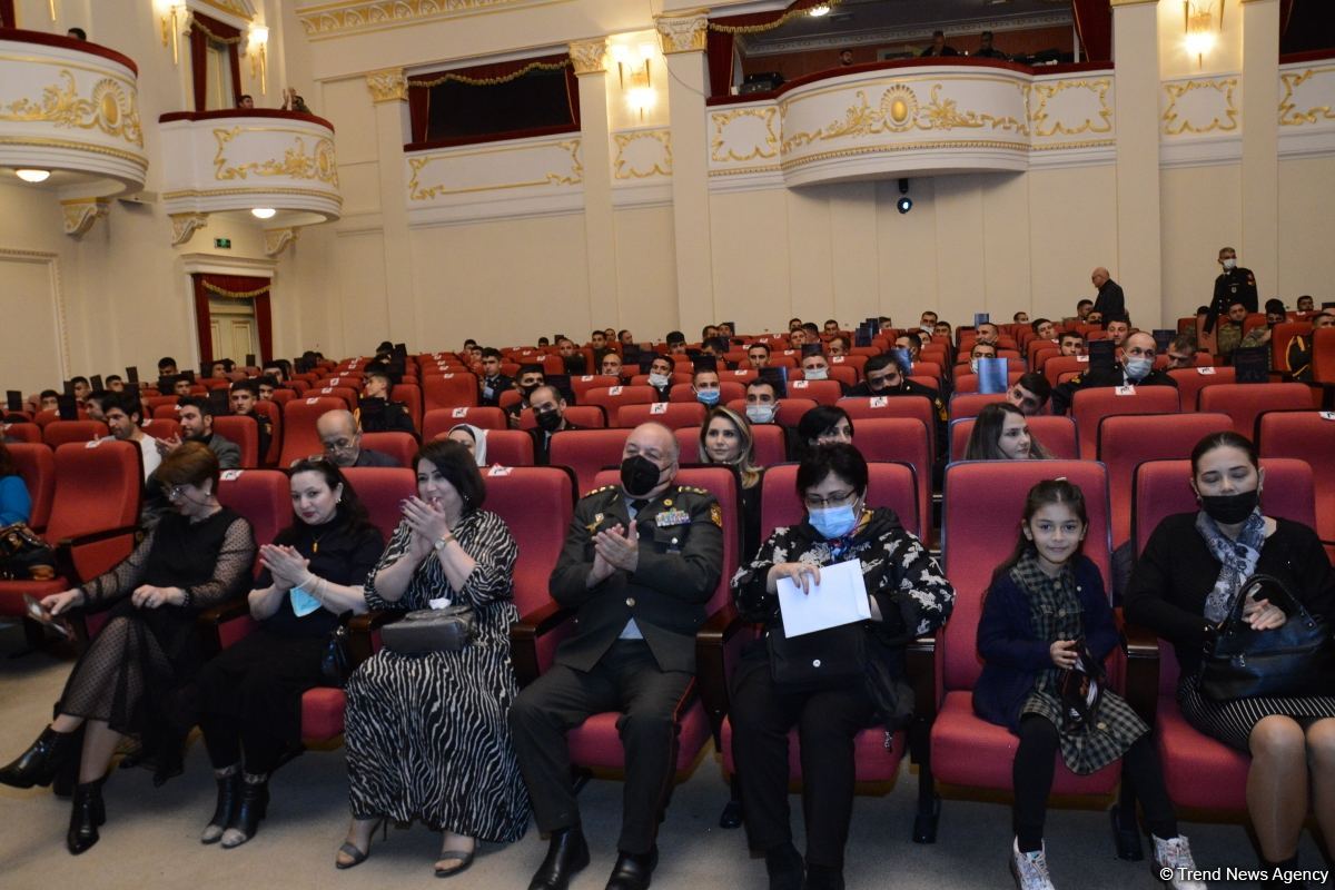 Mərhəmət və ümid işığı... Bakı Bələdiyyə Teatrının kollektivi "Sonsuz Tanrı məhəbbəti" tamaşasını təqdim edib (FOTO)