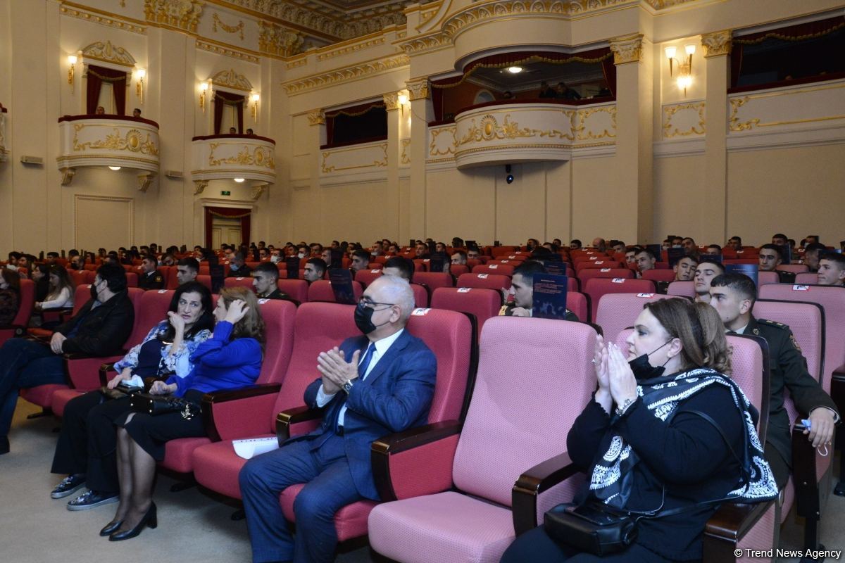 Mərhəmət və ümid işığı... Bakı Bələdiyyə Teatrının kollektivi "Sonsuz Tanrı məhəbbəti" tamaşasını təqdim edib (FOTO)