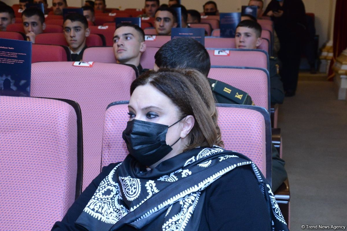 Mərhəmət və ümid işığı... Bakı Bələdiyyə Teatrının kollektivi "Sonsuz Tanrı məhəbbəti" tamaşasını təqdim edib (FOTO)
