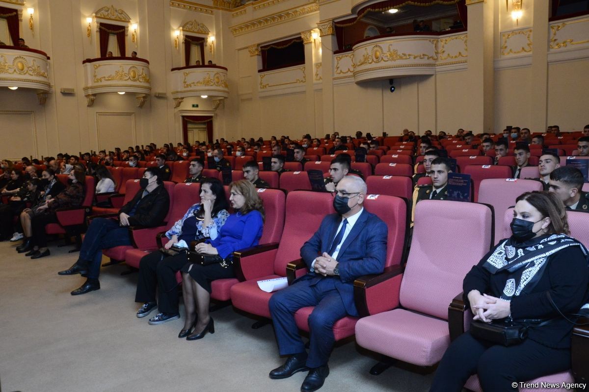 Mərhəmət və ümid işığı... Bakı Bələdiyyə Teatrının kollektivi "Sonsuz Tanrı məhəbbəti" tamaşasını təqdim edib (FOTO)