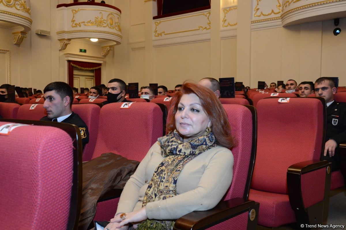 Mərhəmət və ümid işığı... Bakı Bələdiyyə Teatrının kollektivi "Sonsuz Tanrı məhəbbəti" tamaşasını təqdim edib (FOTO)