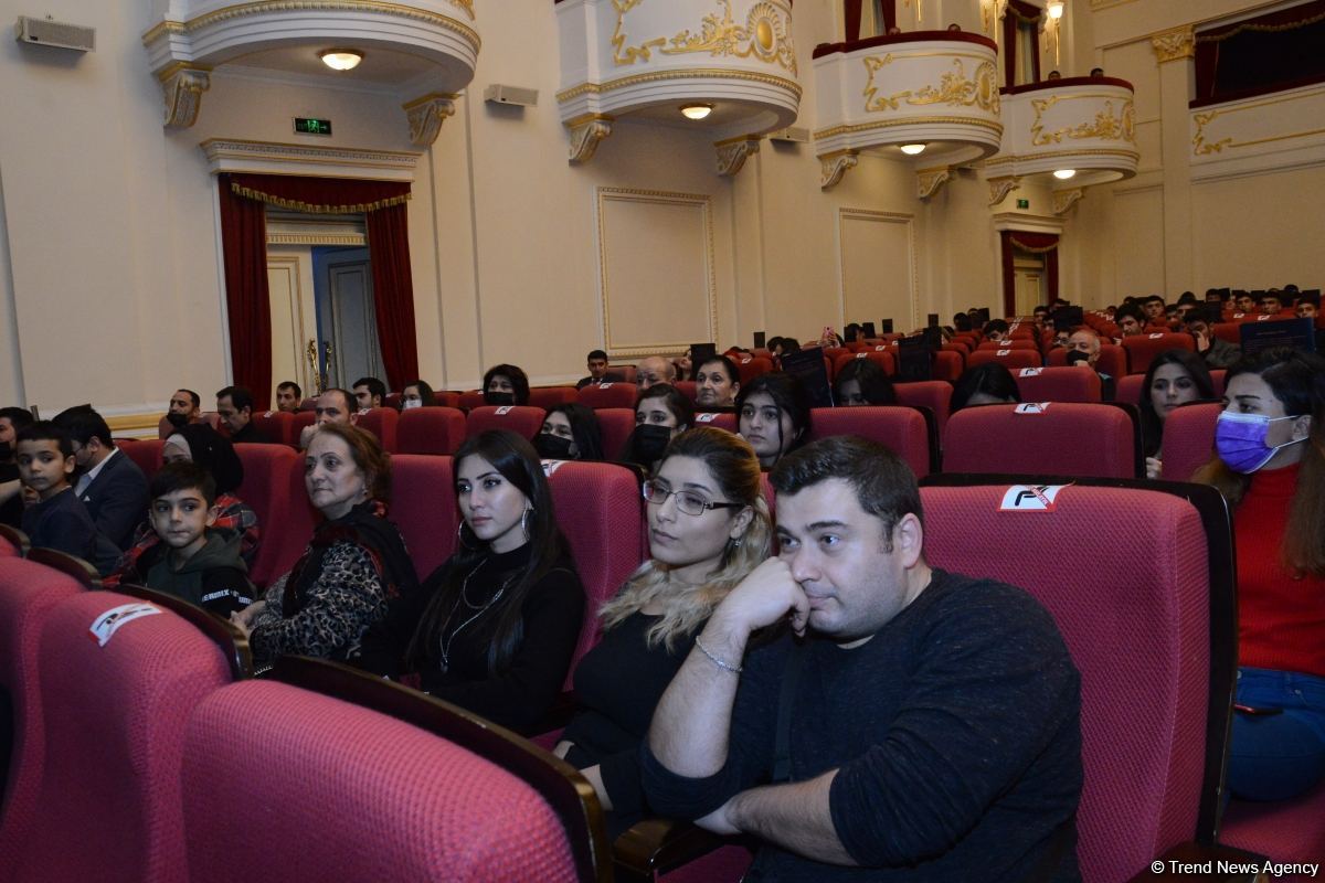 Mərhəmət və ümid işığı... Bakı Bələdiyyə Teatrının kollektivi "Sonsuz Tanrı məhəbbəti" tamaşasını təqdim edib (FOTO)
