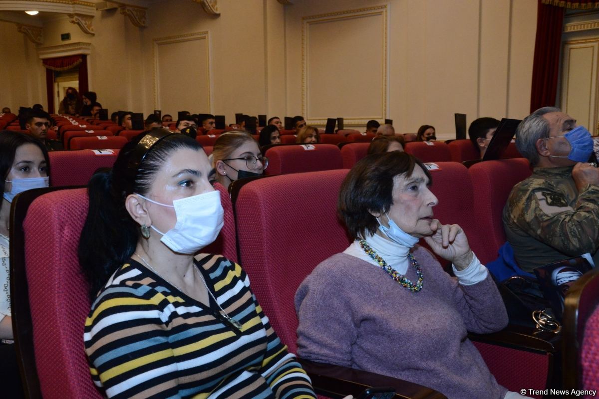 Mərhəmət və ümid işığı... Bakı Bələdiyyə Teatrının kollektivi "Sonsuz Tanrı məhəbbəti" tamaşasını təqdim edib (FOTO)