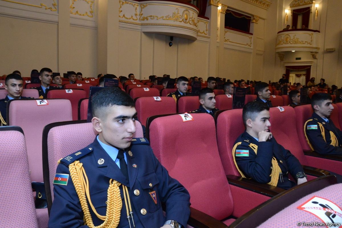 Mərhəmət və ümid işığı... Bakı Bələdiyyə Teatrının kollektivi "Sonsuz Tanrı məhəbbəti" tamaşasını təqdim edib (FOTO)