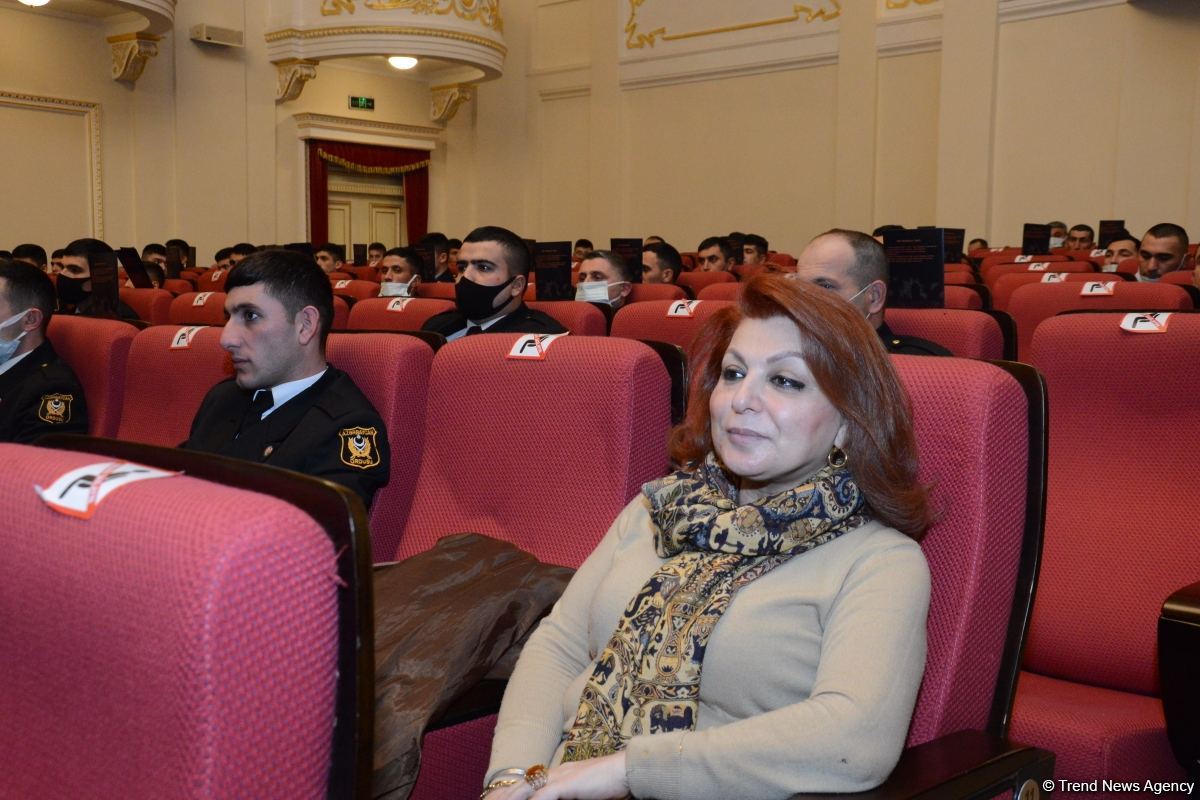 Mərhəmət və ümid işığı... Bakı Bələdiyyə Teatrının kollektivi "Sonsuz Tanrı məhəbbəti" tamaşasını təqdim edib (FOTO)