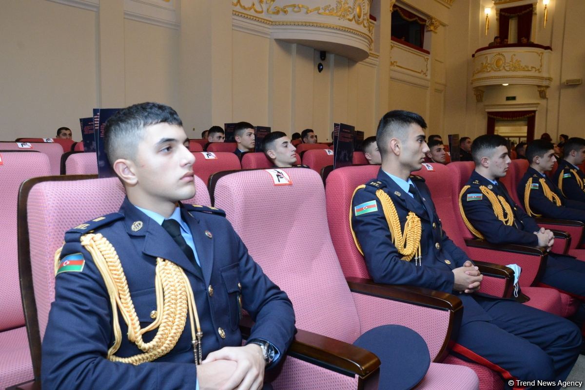 Mərhəmət və ümid işığı... Bakı Bələdiyyə Teatrının kollektivi "Sonsuz Tanrı məhəbbəti" tamaşasını təqdim edib (FOTO)