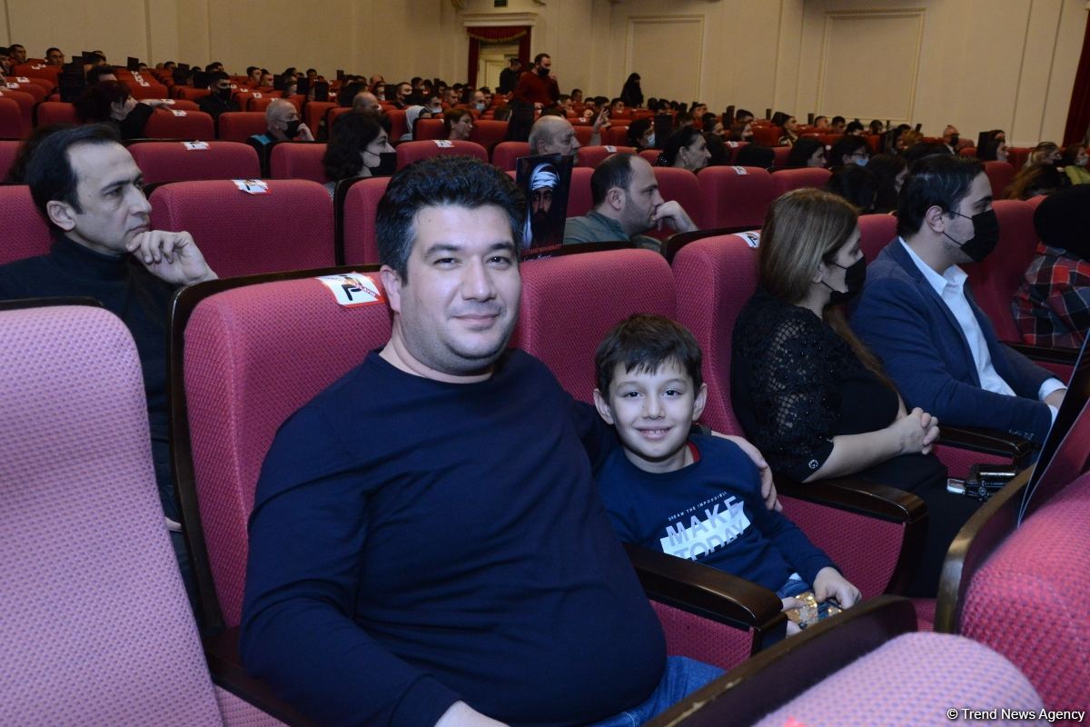 Mərhəmət və ümid işığı... Bakı Bələdiyyə Teatrının kollektivi "Sonsuz Tanrı məhəbbəti" tamaşasını təqdim edib (FOTO)
