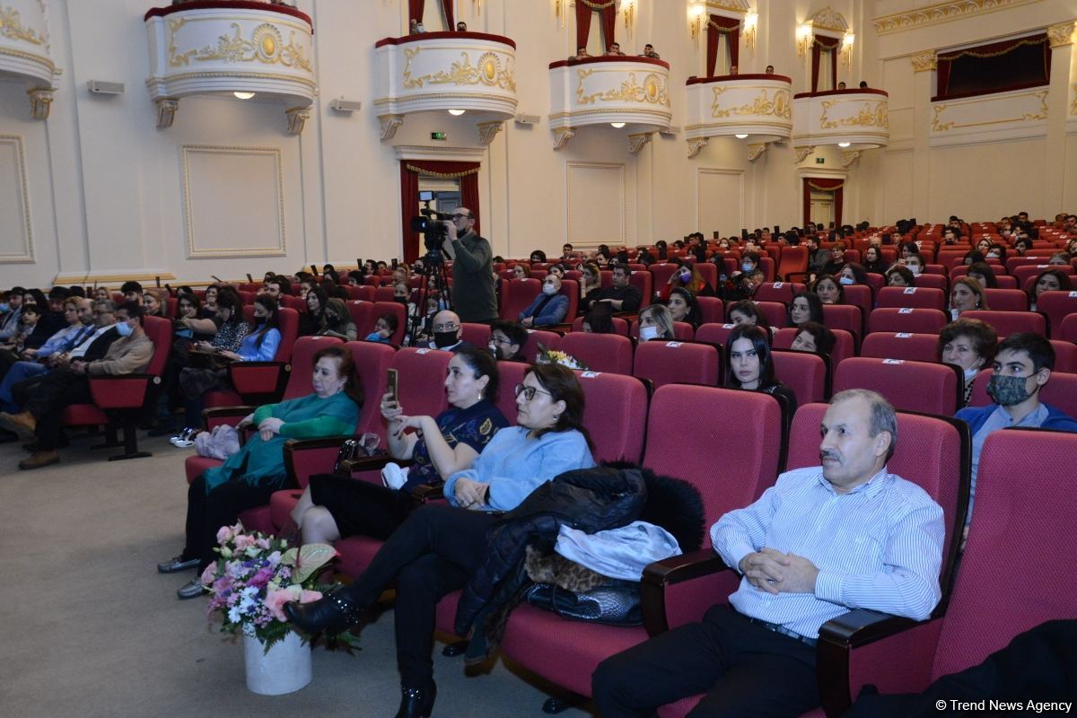 Mərhəmət və ümid işığı... Bakı Bələdiyyə Teatrının kollektivi "Sonsuz Tanrı məhəbbəti" tamaşasını təqdim edib (FOTO)
