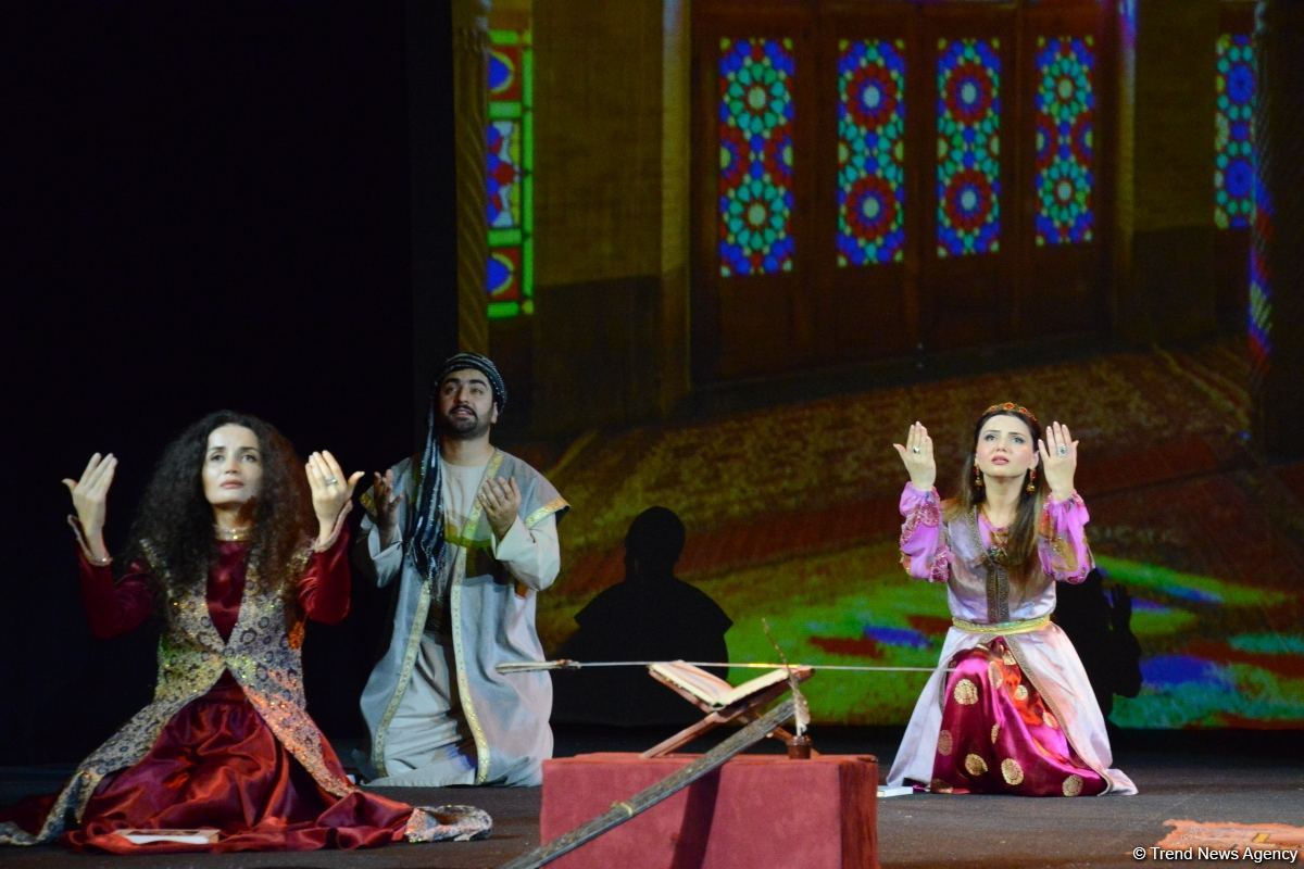Mərhəmət və ümid işığı... Bakı Bələdiyyə Teatrının kollektivi "Sonsuz Tanrı məhəbbəti" tamaşasını təqdim edib (FOTO)