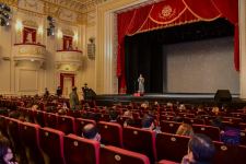 Mərhəmət və ümid işığı... Bakı Bələdiyyə Teatrının kollektivi "Sonsuz Tanrı məhəbbəti" tamaşasını təqdim edib (FOTO)