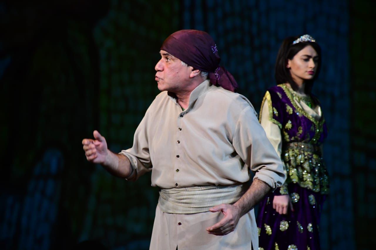 Mərhəmət və ümid işığı... Bakı Bələdiyyə Teatrının kollektivi "Sonsuz Tanrı məhəbbəti" tamaşasını təqdim edib (FOTO)