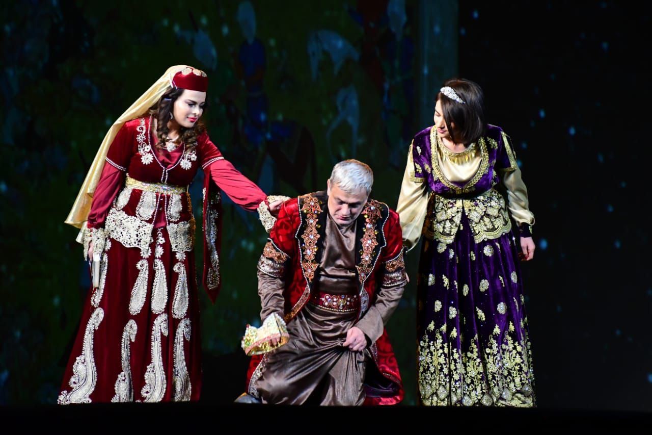 Mərhəmət və ümid işığı... Bakı Bələdiyyə Teatrının kollektivi "Sonsuz Tanrı məhəbbəti" tamaşasını təqdim edib (FOTO)