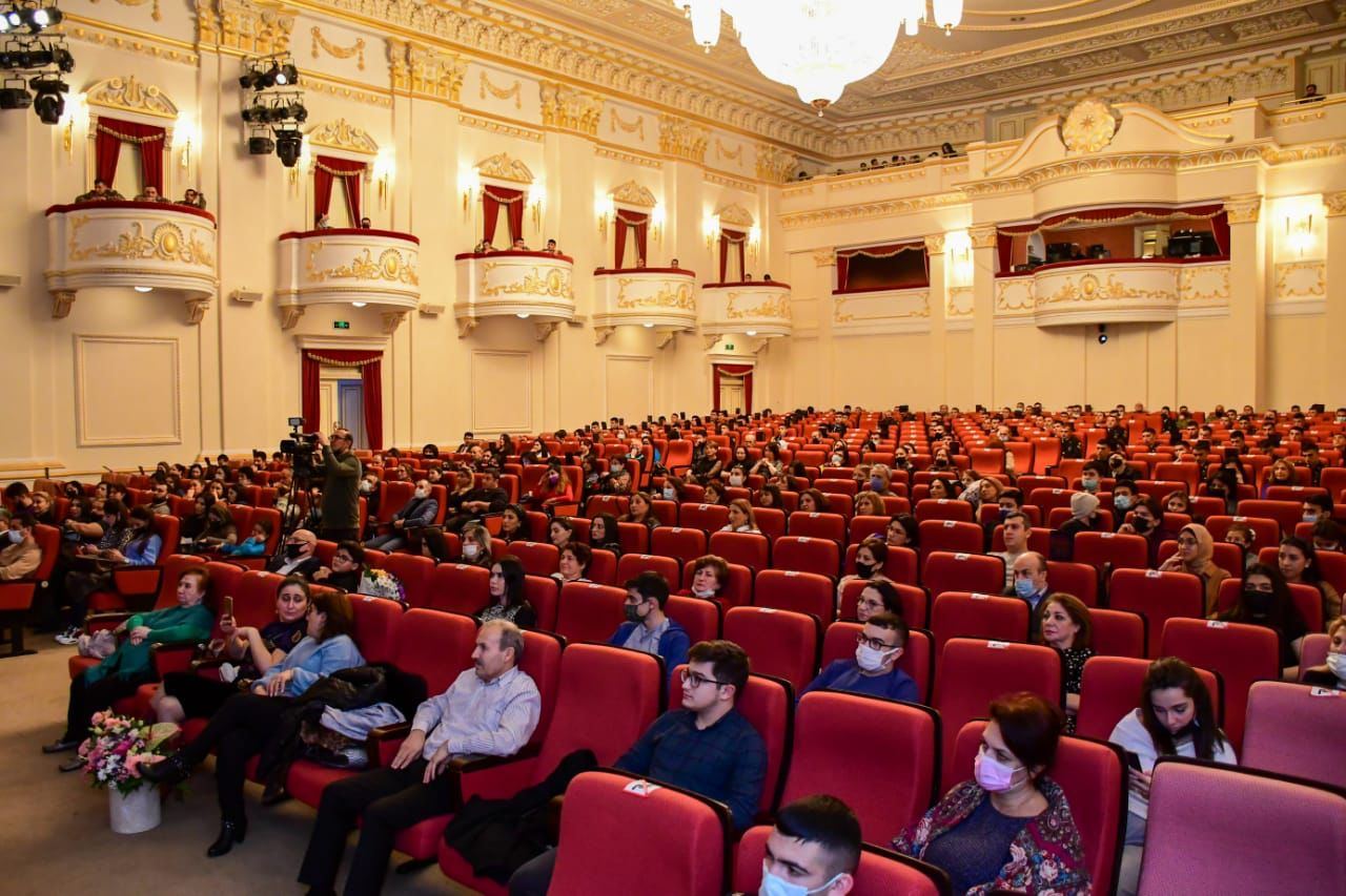 Mərhəmət və ümid işığı... Bakı Bələdiyyə Teatrının kollektivi "Sonsuz Tanrı məhəbbəti" tamaşasını təqdim edib (FOTO)