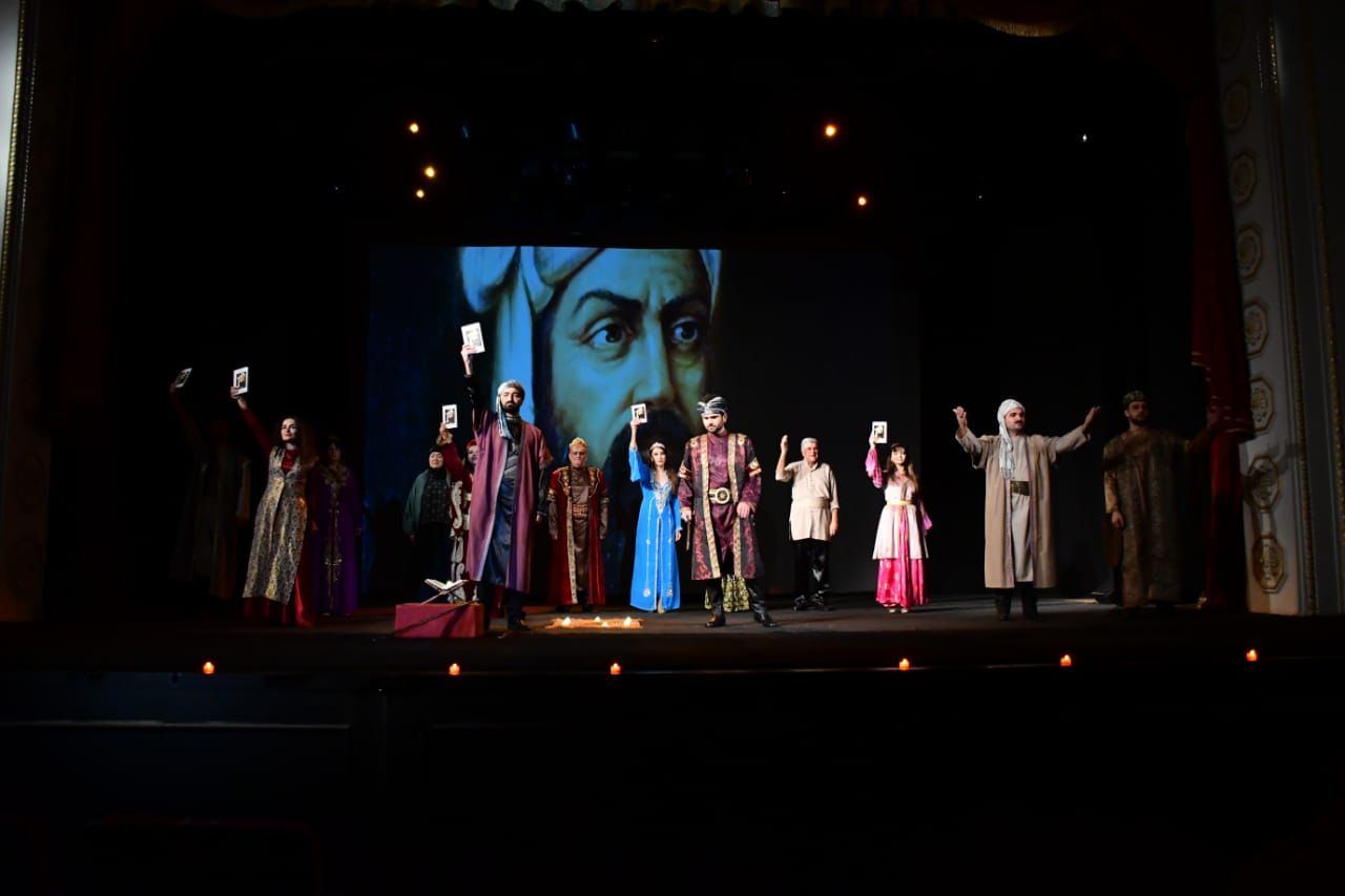 Mərhəmət və ümid işığı... Bakı Bələdiyyə Teatrının kollektivi "Sonsuz Tanrı məhəbbəti" tamaşasını təqdim edib (FOTO)