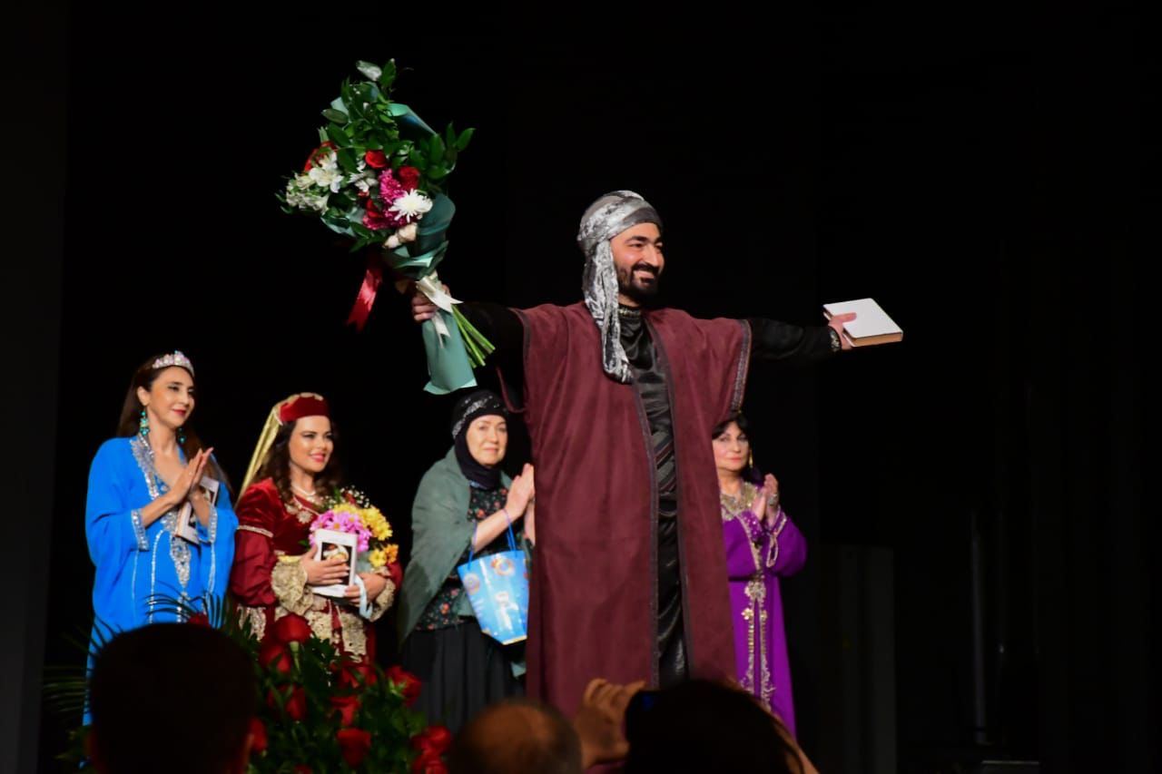 Mərhəmət və ümid işığı... Bakı Bələdiyyə Teatrının kollektivi "Sonsuz Tanrı məhəbbəti" tamaşasını təqdim edib (FOTO)