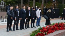 Azərbaycan xalqı ulu öndər Heydər Əliyevin xatirəsini dərin hörmət və ehtiramla yad edir (FOTO)