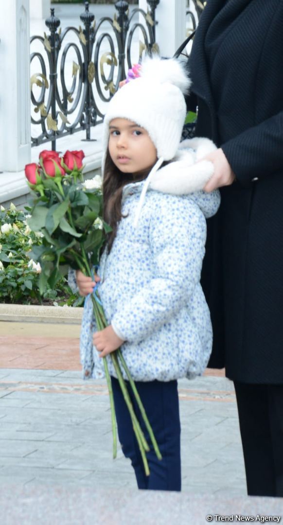 Azərbaycan xalqı ulu öndər Heydər Əliyevin xatirəsini dərin hörmət və ehtiramla yad edir (FOTO)