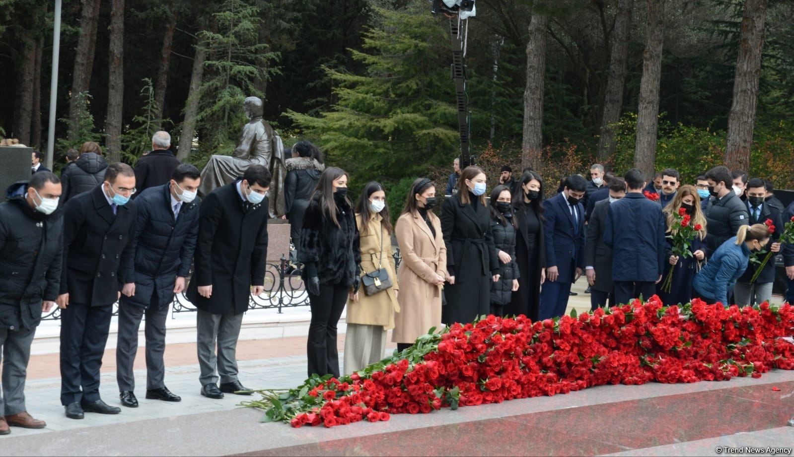 Azərbaycan xalqı ulu öndər Heydər Əliyevin xatirəsini dərin hörmət və ehtiramla yad edir (FOTO)