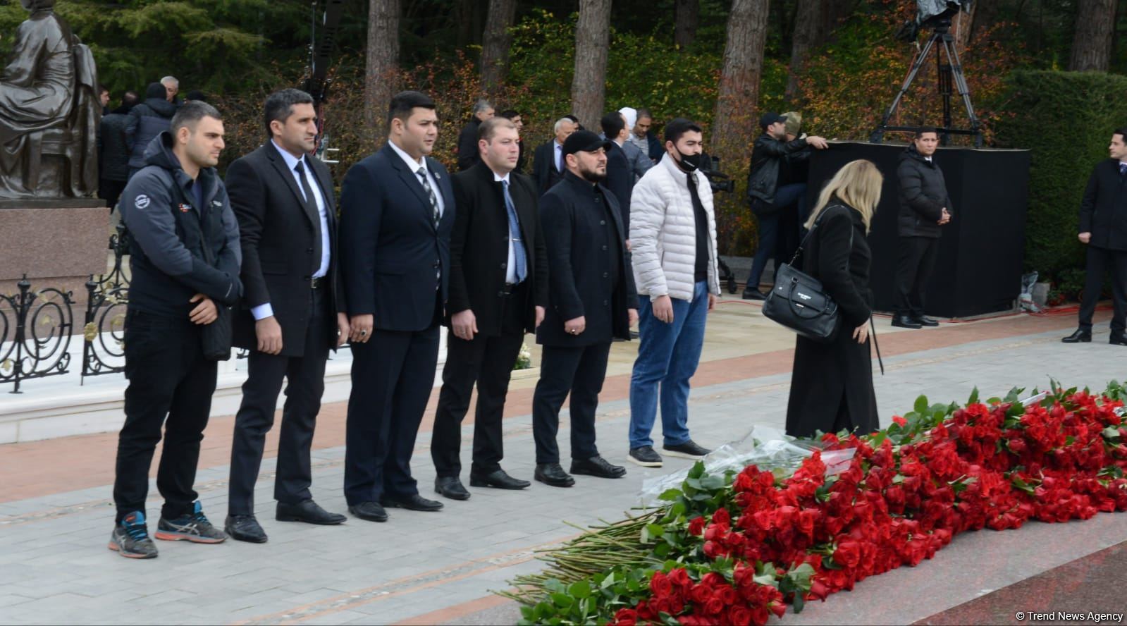 Azərbaycan xalqı ulu öndər Heydər Əliyevin xatirəsini dərin hörmət və ehtiramla yad edir (FOTO)