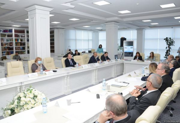 Azərbaycan və Rusiyadan olan ekspertlər Bakı ilə Moskva arasında əlaqələrin gələcək inkişaf perspektivlərini müzakirə ediblər (FOTO)