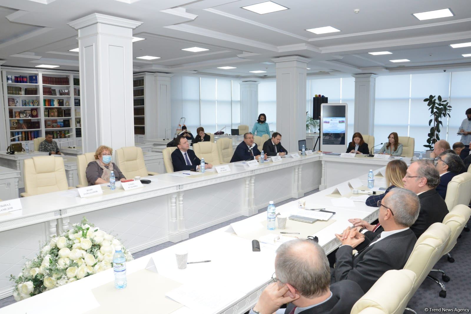 Azərbaycan və Rusiyadan olan ekspertlər Bakı ilə Moskva arasında əlaqələrin gələcək inkişaf perspektivlərini müzakirə ediblər (FOTO)