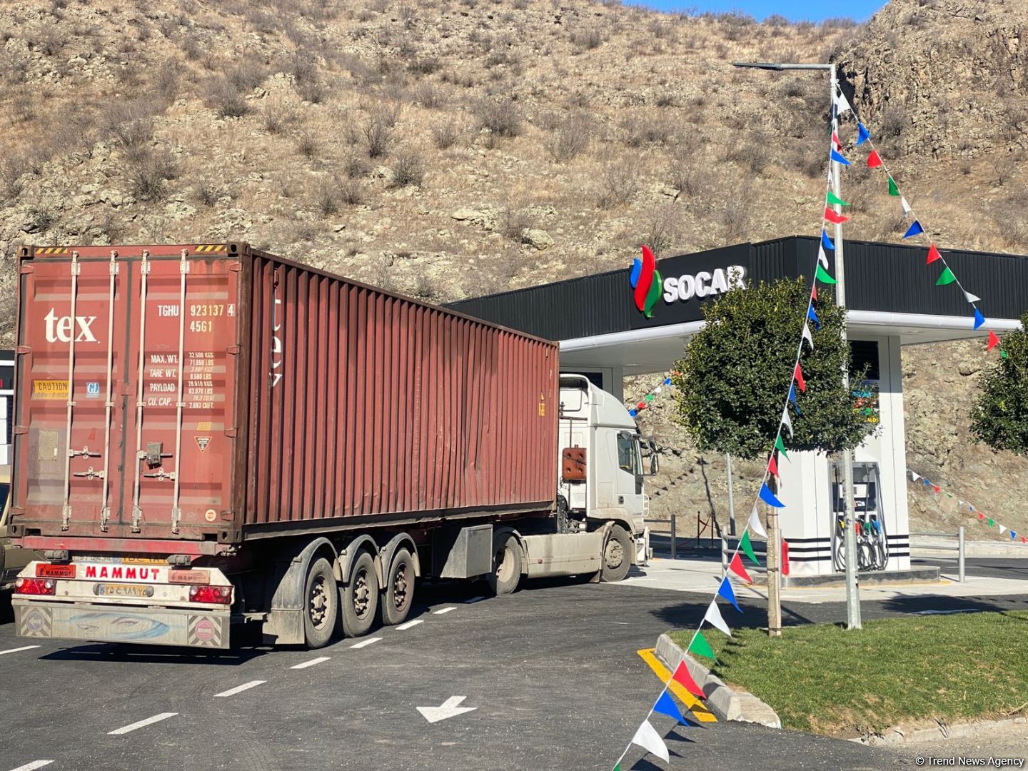 Azərbaycan Gorus-Qafan yolu üzərində ilk yanacaqdoldurma məntəqəsini açıb (FOTO)