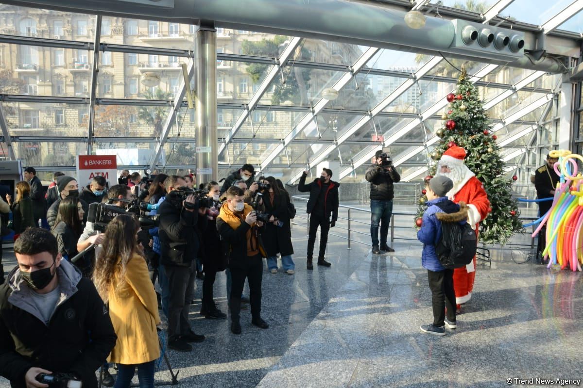 Bakı Metropolitenində yeni il şousu keçirilir (FOTO)