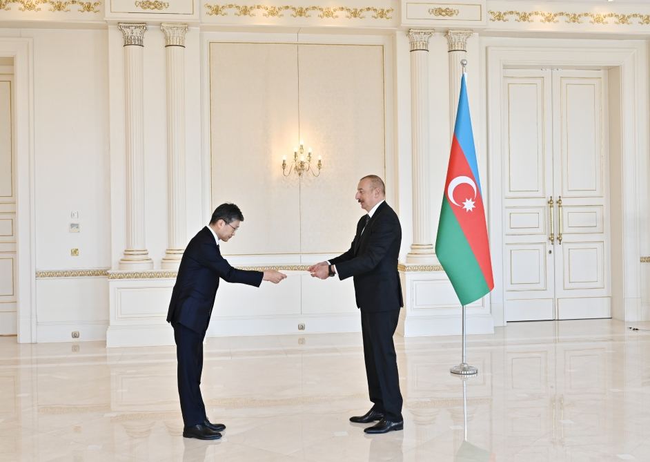 Prezident İlham Əliyev Koreyanın Azərbaycanda yeni təyin olunmuş səfirinin etimadnaməsini qəbul edib (FOTO/VİDEO) (YENİLƏNİB)
