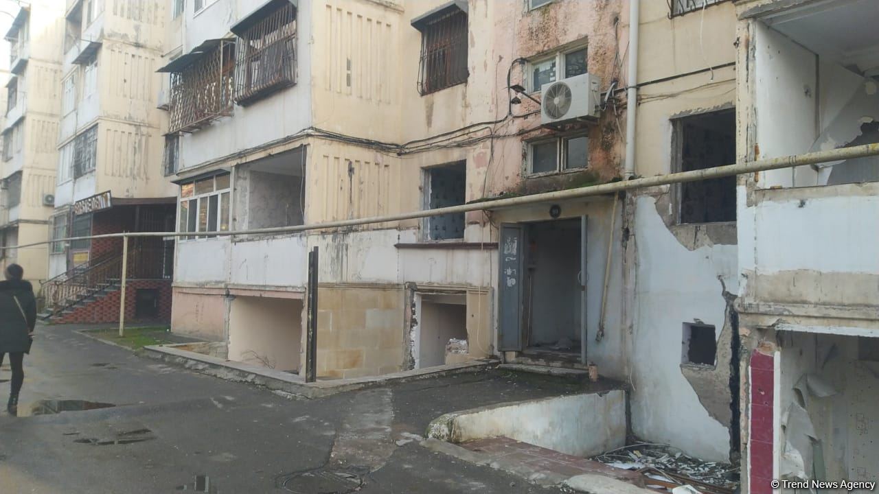 Bakının bu rayonunda yaşayış binaları sökülür (FOTO)