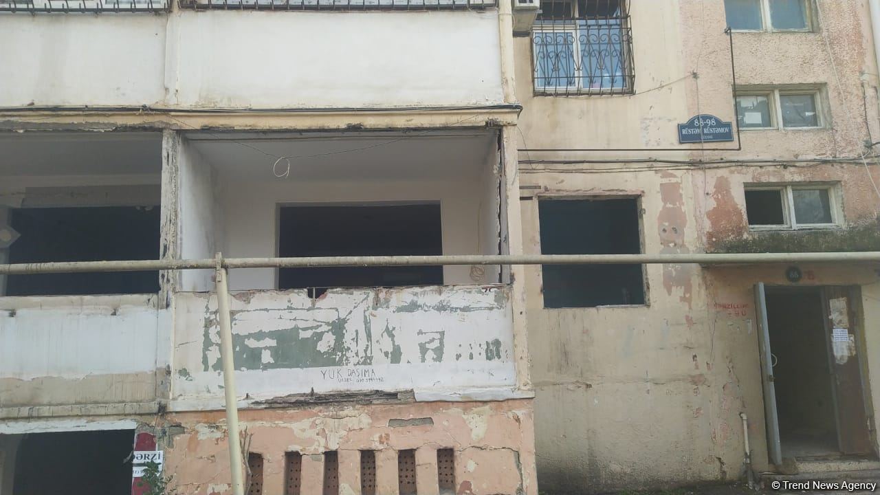 Bakının bu rayonunda yaşayış binaları sökülür (FOTO)