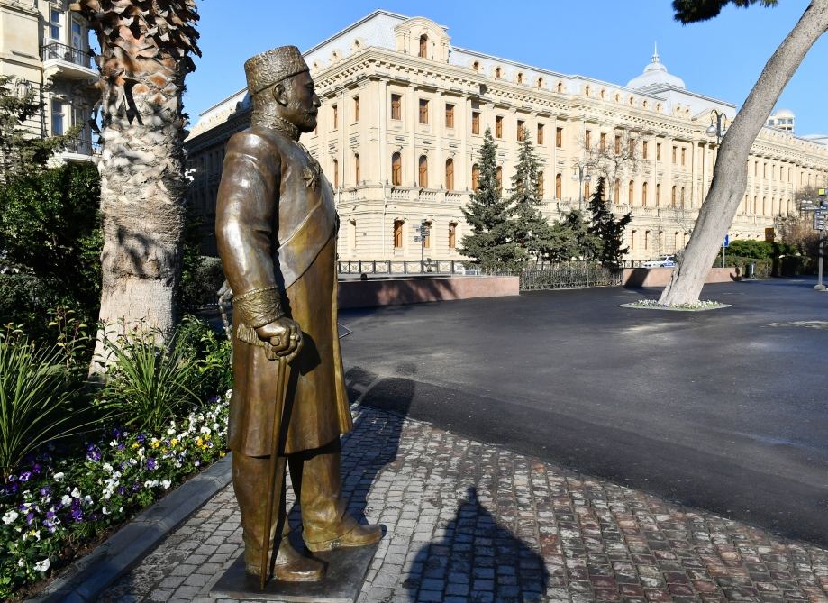 Hacı Zeynalabdin Tağıyevin heykəlini zədələyənlər saxlanıldı (FOTO)