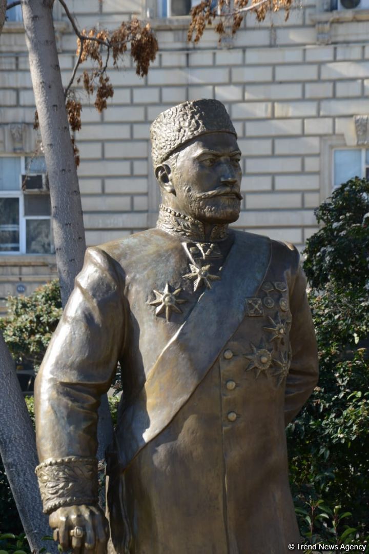 Bakı sakinləri Hacı Zeynalabdin Tağıyevə verilən yüksək dəyərə görə Prezident İlham Əliyevə təşəkkür edib (FOTO/VİDEO)